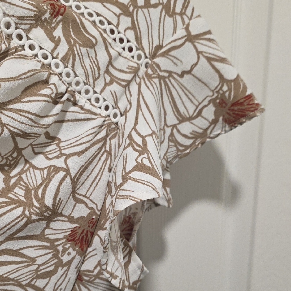Como Black, Floral Flutter Sleeve Top - Picture 10 of 15
